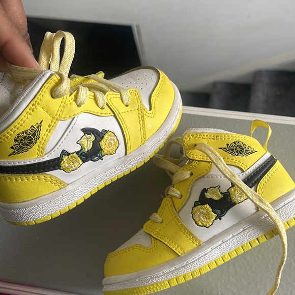 Air Jordan 1’s SIZE 5c - Picture 2 of 2